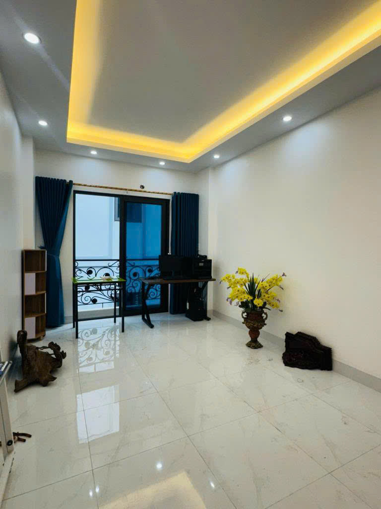 Bán nhà đẹp lung linh chỉ xách vali về ở luôn 5 tầng tại Đại Cát. Sổ đỏ cất két - sẵn sàng giao dịch chỉ với giá 6 tỷ nhỉnh.