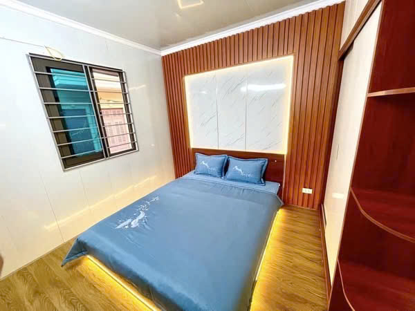 NHÀ MỚI ĐẸP LONG LANH - RẤT GẦN PHỐ, GẦN Ô TÔ ĐỖ - 4 TẦNG - XÂY CHẮC CHẮN, AN NINH CỰC TỐT - DÀNH CHO KHÁCH MUA ĐỂ Ở - SỔ ĐỎ
