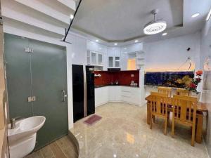 nhà sữa mới 1L dt khủng hẻm gần lũy bán bích