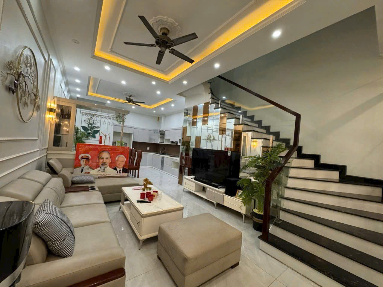Chủ cần tiền bấn gấp, nhà đẹp 5 tầng Di Trạch
