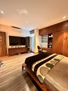 BÁN NHÀ LÔ GÓC, OTO VÀO NHÀ, 51M2 - 14.8 TỶ HAI MẶT THOÁNG, GẦN CHỢ, NHÀ MỚI XÂY
