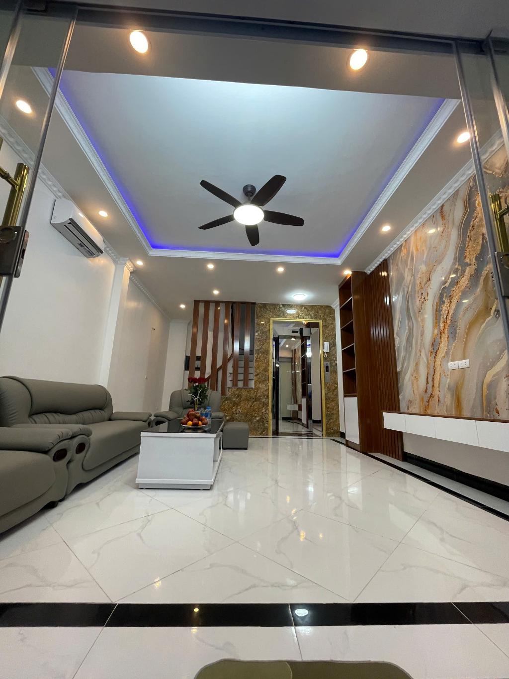 NHÀ ĐẸP PHẠM VĂN ĐỒNG-VỊ TRÍ ĐẸP - GẦN PHỐ - THANG MÁY NhẬP KHẨU  - 10M RA OTO - 2 THOÁNG TRƯỚC SAU - NHÀ XÂY MỚI - SỔ ĐỎ ĐẸP -  CHÍNH CHỦ.