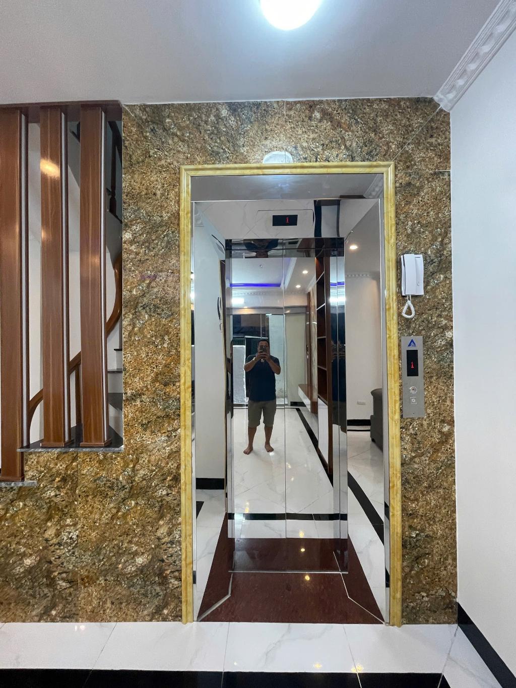 NHÀ ĐẸP PHẠM VĂN ĐỒNG-VỊ TRÍ ĐẸP - GẦN PHỐ - THANG MÁY NhẬP KHẨU  - 10M RA OTO - 2 THOÁNG TRƯỚC SAU - NHÀ XÂY MỚI - SỔ ĐỎ ĐẸP -  CHÍNH CHỦ.
