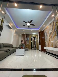 NHÀ ĐẸP PHẠM VĂN ĐỒNG-VỊ TRÍ ĐẸP - GẦN PHỐ - THANG MÁY NhẬP KHẨU - 10M RA OTO - 2 THOÁNG TRƯỚC SAU - NHÀ XÂY MỚI - SỔ ĐỎ ĐẸP - CHÍNH CHỦ.