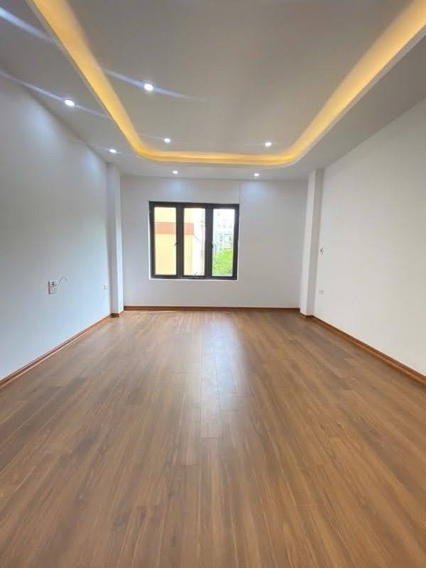 Bán gấp nhà phố Khương Đình, DT 32m2, xây 6 tầng, 50m ra đường lớn, giá 8,8 tỷ