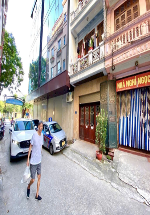 Nhà đẹp 5 tầng – Hoàng Quốc Việt – ô tô vào nhà