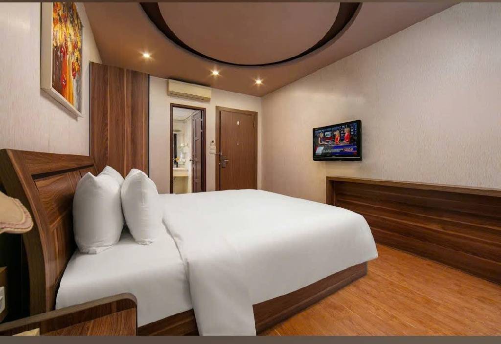 Tòa nhà Lô góc DV 34 phòng KK dòng tiền khủng, mặt phố Trần Quốc Vượng,Cầu Giấy, Hà Nội