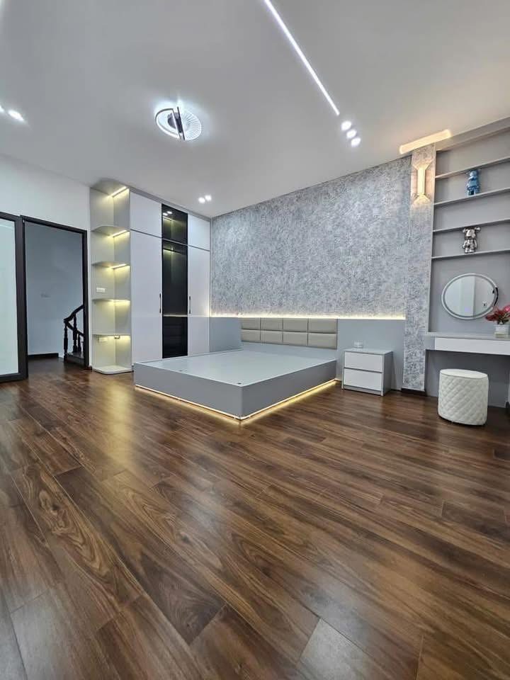 Cần bán nhà trên đường cầu giấy diện tích 60m2 5tầng mặt tiền 5m bán giá 8tỷ