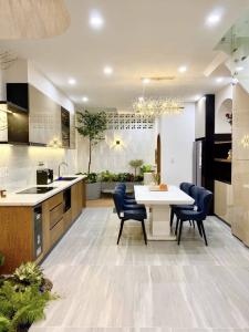 Bán nhà Ngụy Như Kon Tum, ngõ ô tô tránh, kinh doanh tốt, 40m2, 15.X tỷ