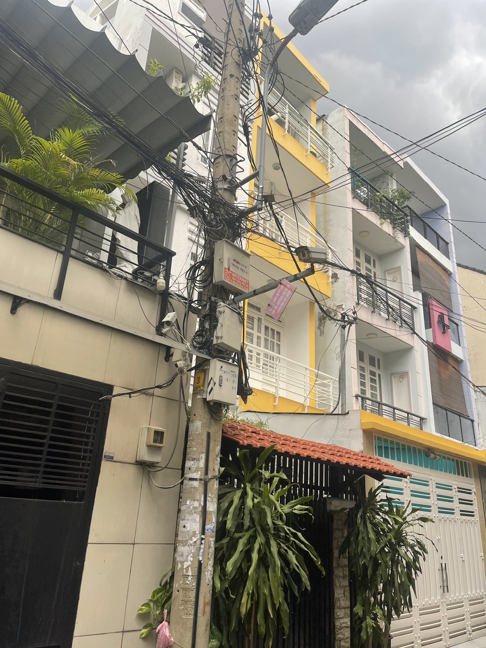 Bán nhà hẻm 6m,  xe hơi thông CMT8 5,2x14.8, 4 tầng, 4 phòng ngủ, BTCT.