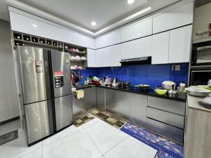 HẺM XE HƠI - GẦN 70M2 - 3 TẦNG - NGANG 5.1M BỀ THẾ - NHĨNH 8 TỶ