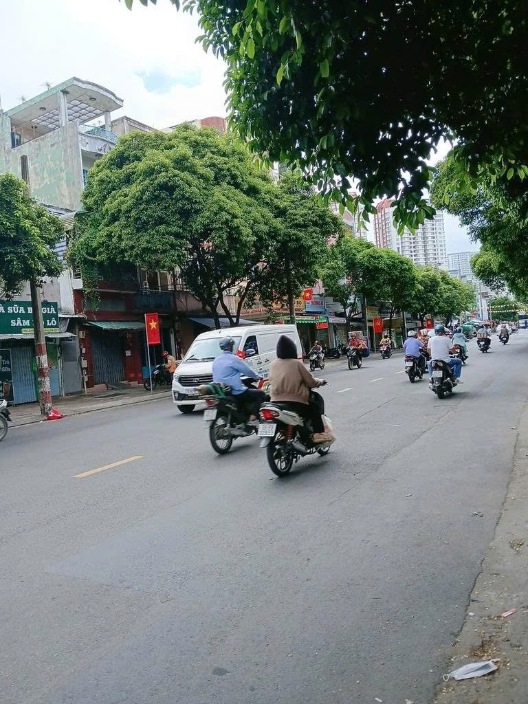CHỈ HƠN 6 TỶ CÓ NGAY NHÀ ĐẸP TRUNG TÂM QUẬN 11 - LÃNH BINH THĂNG - HẺM Ô TÔ GẦN MẶT TIỀN