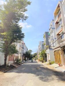 NHÀ 3 TẦNG - TT NHÀ BÈ – 6.3 TỶ - SHR - GẦN 75M2 -  XE HƠI TRÁNH NHAU