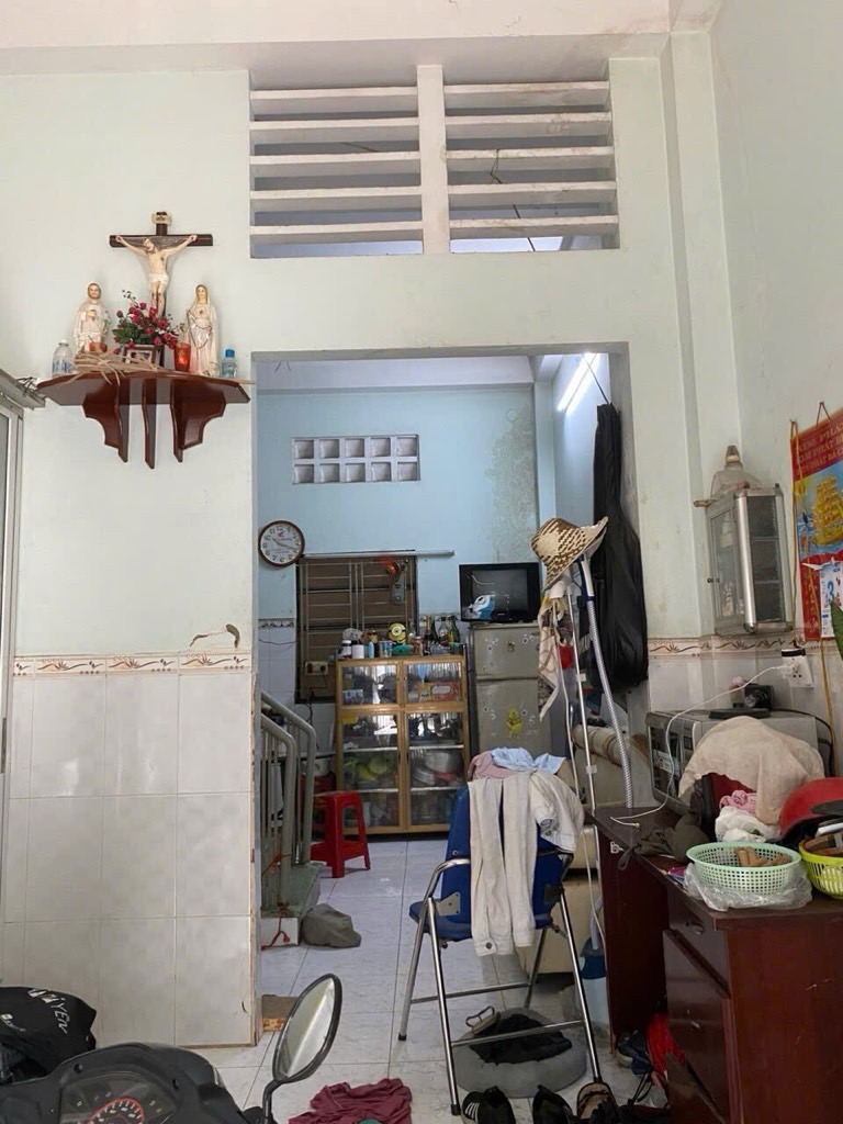NHÀ GẦN CHỢ- SAU LƯNG CĂN MT- BTCT KIÊN CỐ CHỈ VỚI 3,95 TỶ