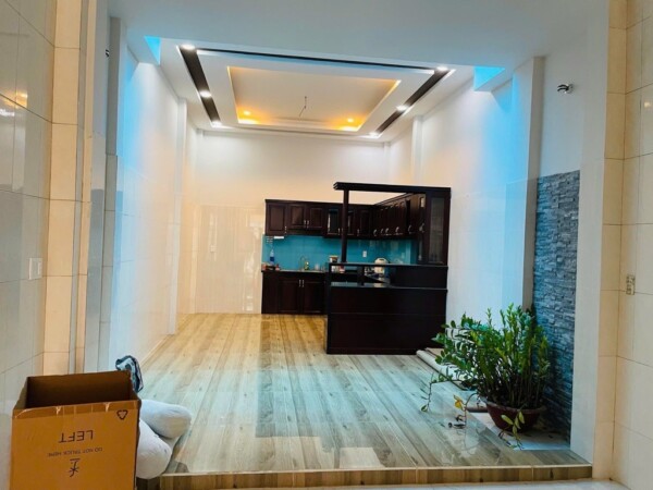 Ba La NHÀ MỚI KÍNH KOONG – Ô TÔ ĐỖ CỬA
