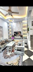 SIÊU PHẨM HOÀNG MAI -LÔ GÓC - NỞ HẬU-20M RA OTO TRÁNH