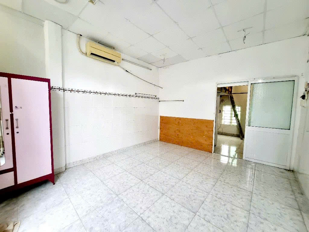 BÁN NHÀ HẺM  XE HƠI 3 TỶ ĐỐI DIỆN SIÊU THỊ EMART GÒ VẤP