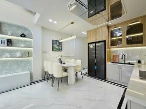 VỊ TRÍ SIÊU ĐẸP - 100m2---1 SẸC ĐƯỜNG NGUYỄN THỊ BÚP- HẺM XE HƠI CHẠY VÒNG QUANH- NHỈNH 4T
