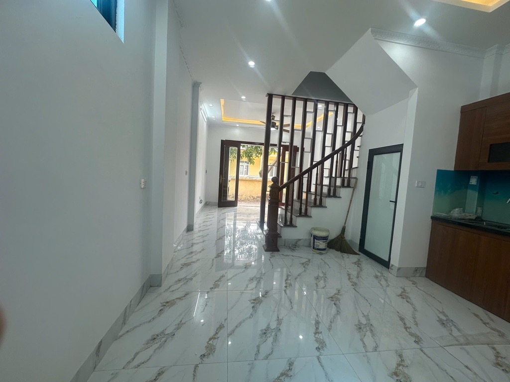 NHÀ MỚI ĐẸP, NGÕ THÔNG - LÔ GÓC - Ô TÔ TRÁNH TRƯỚC CỬA NHÀ