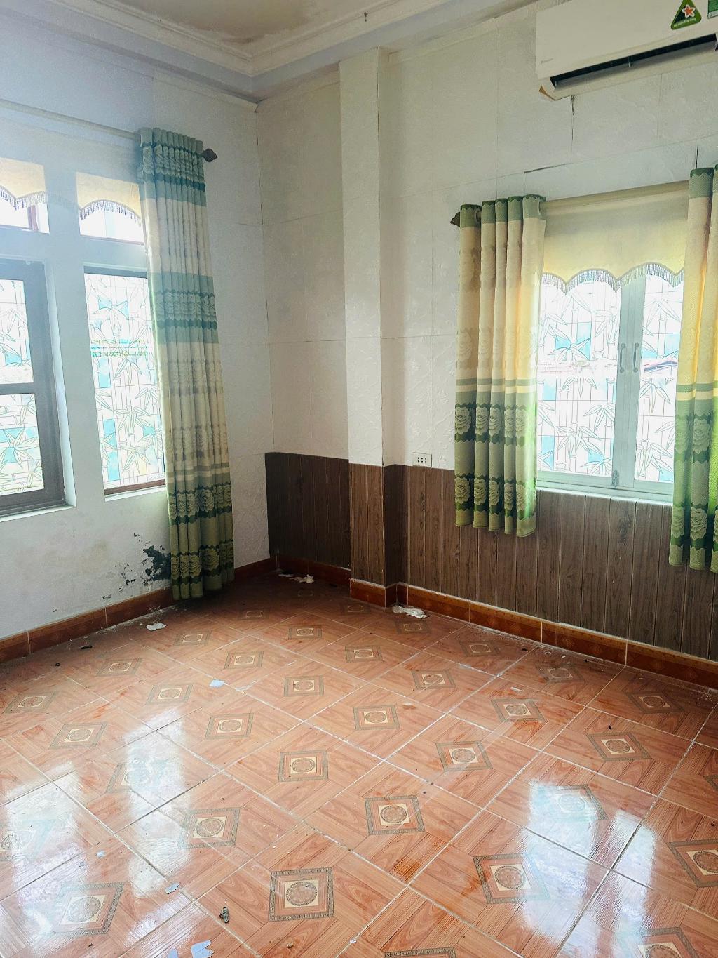 NHÀ VỊ TRÍ ĐẸP PHỐ PHAN ĐÌNH PHÙNG - THỊ TRẤN PHÙNG.