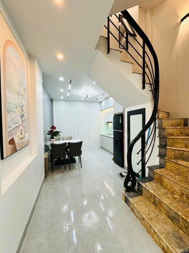 TRUNG TÂM HUYỆN THANH TRÌ 40m2/ 5 TẦNG DÂN XÂY KIÊN CỐ CÒN RẤT MỚI CHỈ 6,5 TỶ.
