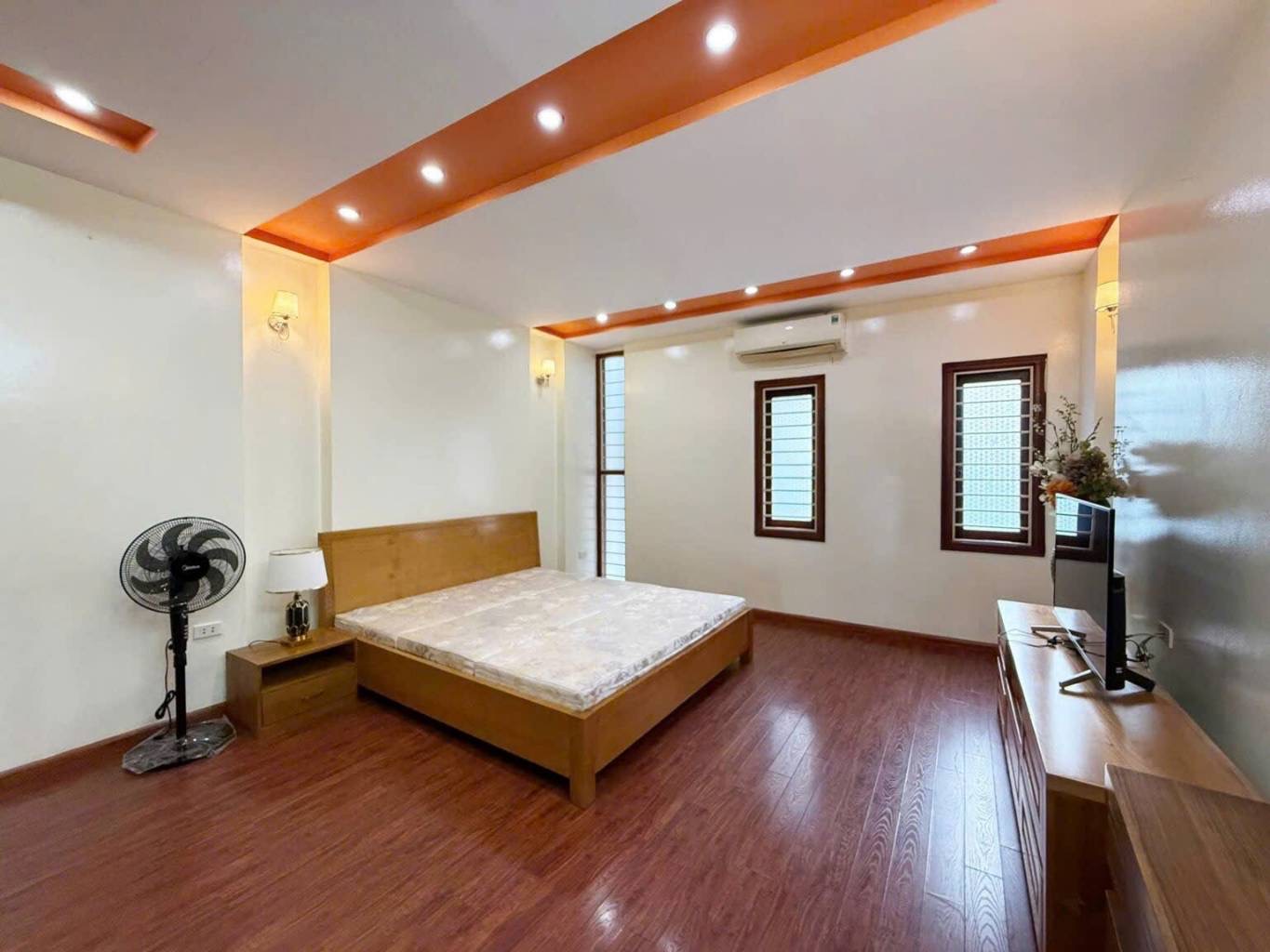 Bán nhà an dương vương 4tầng 8,9tỷ