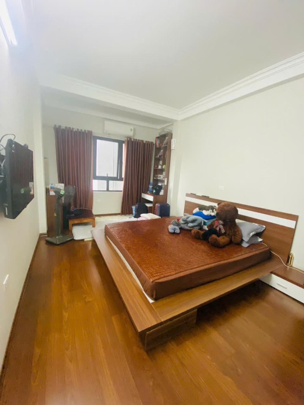 BÁN NHÀ TẶNG NỘI THẤT, Ô TÔ TRÁNH, SỔ VUÔNG ĐẸP, 30m2, 6.350 tỷ