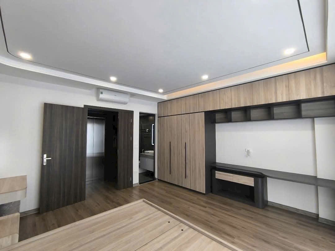 Bán nhà phố Trạm gara ô tô ,6 tầng thang máy