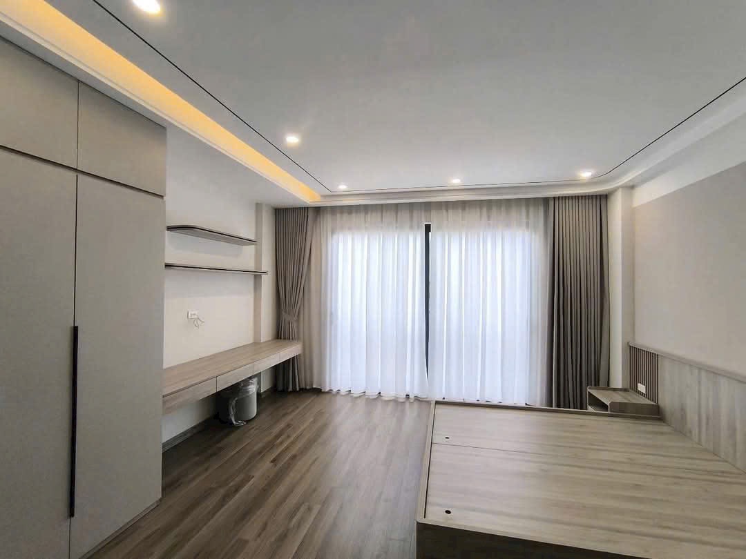 Bán nhà phố Trạm gara ô tô ,6 tầng thang máy