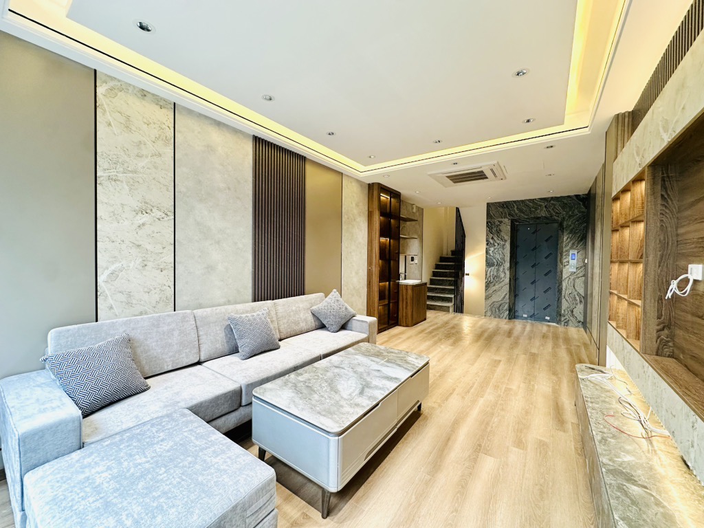 Hoa hậu Ngọc Thụy 7 tầng thang máy ô tô vào nhà