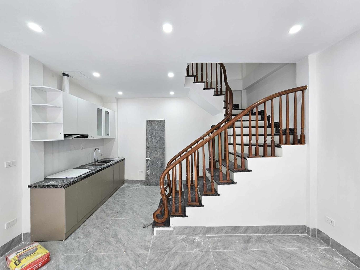 Bán nhà Thạch Bàn mới tinh 6 tầng