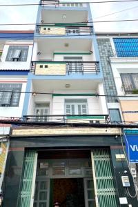 Nhà đẹp 5 tầng hẻm 8m - Giá hơn 5 tỷ Diện tích: 5,4m x 11,5m Kết cấu 5 tầng 6 phòng ngủ, 4cw. Trung tâm nhiều tiện ích, hoàn công đầy đủ. Hẻm xe hơi 8M. Đối diện bệnh viện. Q12 đang cho thuê 14tr/ tháng... Liên hệ: Em Hiền Lương 0966811669