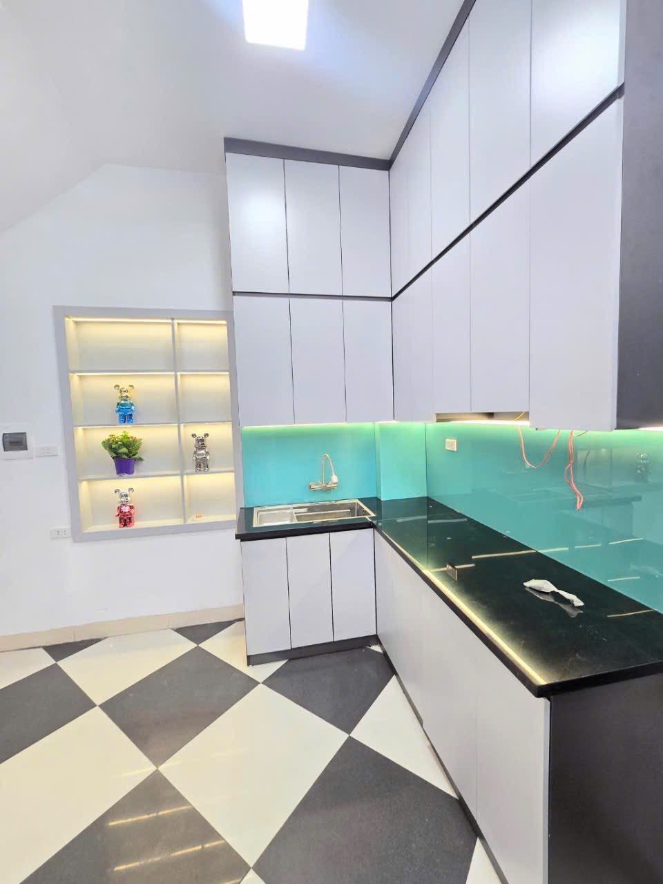 NHÀ MỚI Ở NGAY  - 2 MẶT THOÁNG TRƯỚC SAU - NGÕ THÔNG - Ô TÔ NHỎ LÙI CỬA - CÁCH 1 NHÀ RA Ô TÔ TRÁNH - TẶNG TOÀN BỘ NỘI THẤT - BÃI GỬI XE CÁCH 15M - TẦM TIỀN CẢ PHỐ KHÔNG CĂN NÀO ĐẸP HƠN. 
