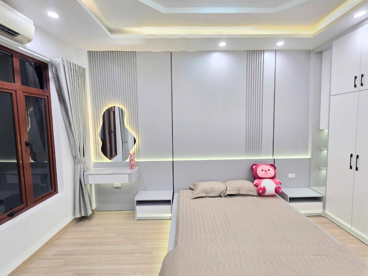 NHÀ MỚI Ở NGAY  - 2 MẶT THOÁNG TRƯỚC SAU - NGÕ THÔNG - Ô TÔ NHỎ LÙI CỬA - CÁCH 1 NHÀ RA Ô TÔ TRÁNH - TẶNG TOÀN BỘ NỘI THẤT - BÃI GỬI XE CÁCH 15M - TẦM TIỀN CẢ PHỐ KHÔNG CĂN NÀO ĐẸP HƠN. 