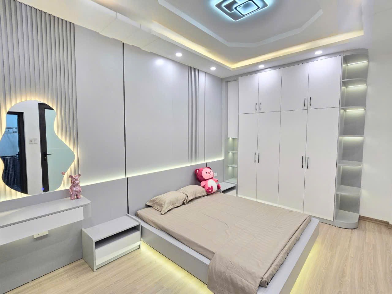 NHÀ MỚI Ở NGAY  - 2 MẶT THOÁNG TRƯỚC SAU - NGÕ THÔNG - Ô TÔ NHỎ LÙI CỬA - CÁCH 1 NHÀ RA Ô TÔ TRÁNH - TẶNG TOÀN BỘ NỘI THẤT - BÃI GỬI XE CÁCH 15M - TẦM TIỀN CẢ PHỐ KHÔNG CĂN NÀO ĐẸP HƠN. 