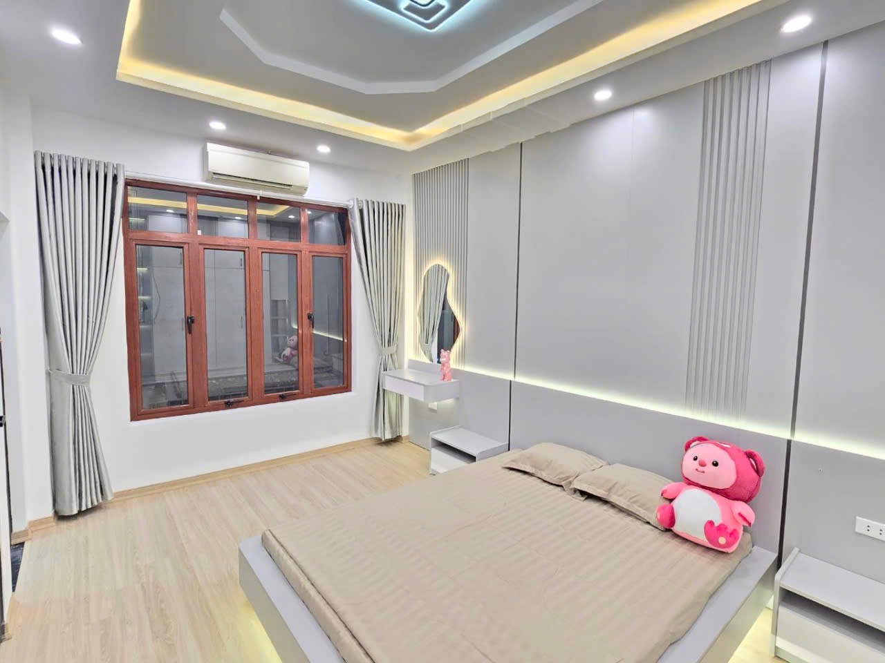 NHÀ MỚI Ở NGAY  - 2 MẶT THOÁNG TRƯỚC SAU - NGÕ THÔNG - Ô TÔ NHỎ LÙI CỬA - CÁCH 1 NHÀ RA Ô TÔ TRÁNH - TẶNG TOÀN BỘ NỘI THẤT - BÃI GỬI XE CÁCH 15M - TẦM TIỀN CẢ PHỐ KHÔNG CĂN NÀO ĐẸP HƠN. 
