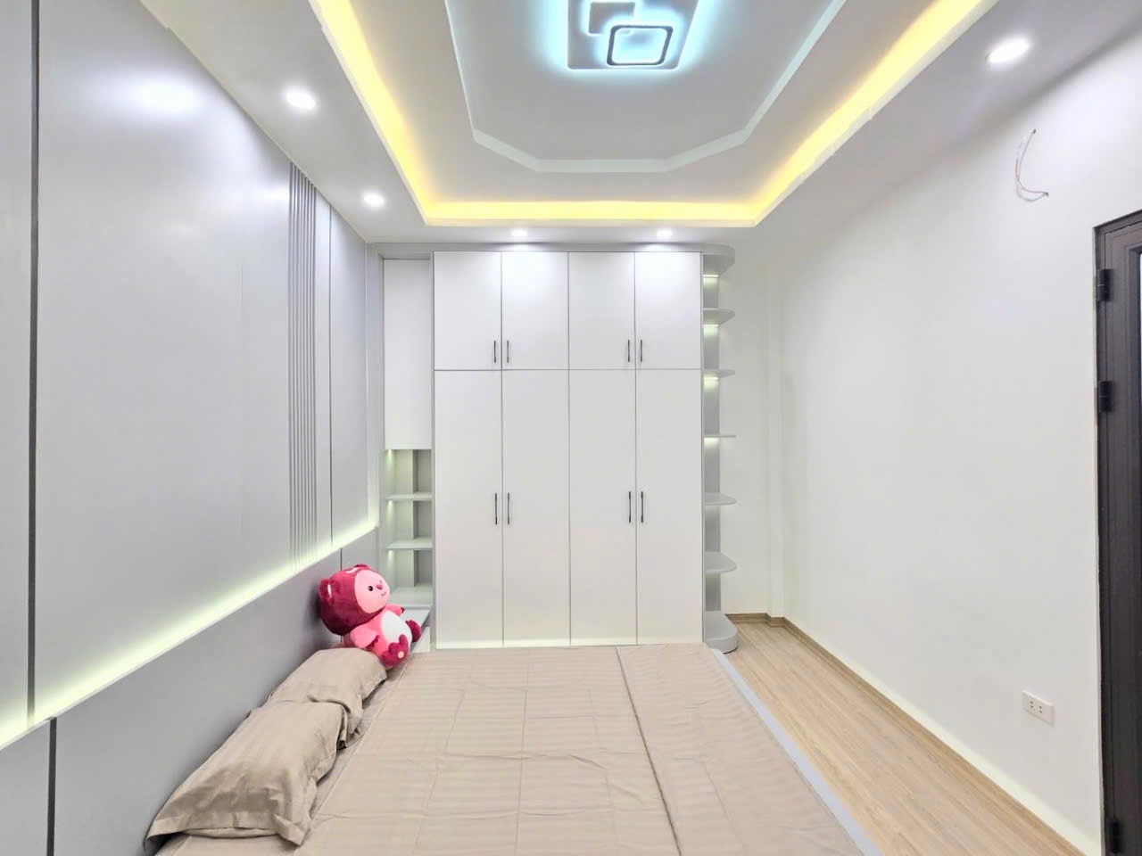 NHÀ MỚI Ở NGAY  - 2 MẶT THOÁNG TRƯỚC SAU - NGÕ THÔNG - Ô TÔ NHỎ LÙI CỬA - CÁCH 1 NHÀ RA Ô TÔ TRÁNH - TẶNG TOÀN BỘ NỘI THẤT - BÃI GỬI XE CÁCH 15M - TẦM TIỀN CẢ PHỐ KHÔNG CĂN NÀO ĐẸP HƠN. 