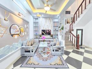 NHÀ MỚI Ở NGAY - 2 MẶT THOÁNG TRƯỚC SAU - NGÕ THÔNG - Ô TÔ NHỎ LÙI CỬA - CÁCH 1 NHÀ RA Ô TÔ TRÁNH - TẶNG TOÀN BỘ NỘI THẤT - BÃI GỬI XE CÁCH 15M - TẦM TIỀN CẢ PHỐ KHÔNG CĂN NÀO ĐẸP HƠN.