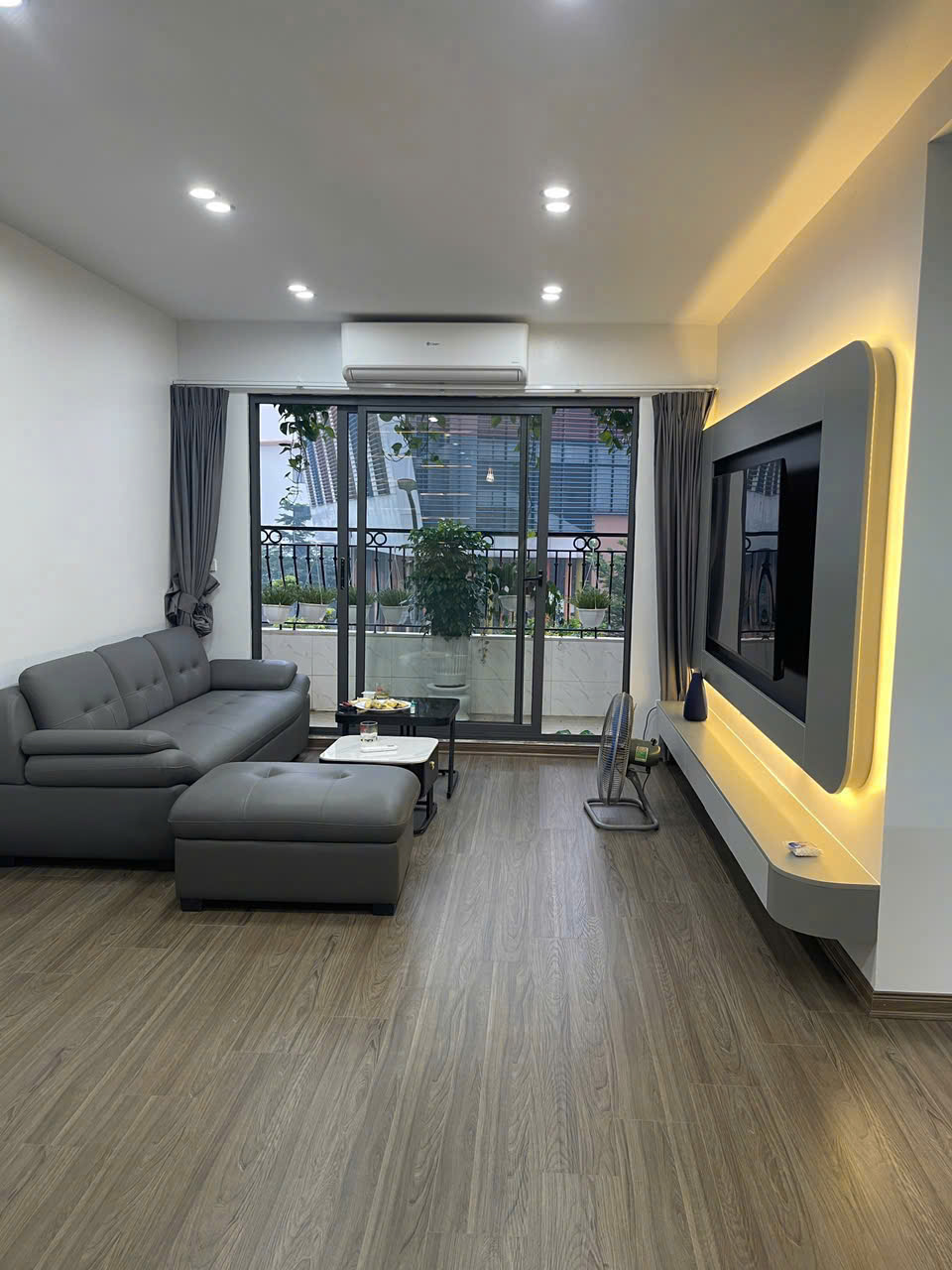 Đỉnh nóc - Nhà Long Biên - Nội thất mới, sẵn dòng tiền - DT 93m2 - 6.2 tỷ - Điện thoại: 08.666.282.67