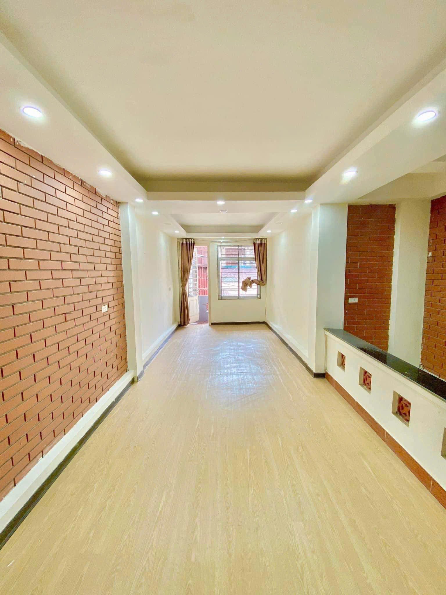 BÁN NHÀ QUẬN THANH XUÂN - MẶT TIỀN RỘNG- Ô TÔ ĐỖ CỔNG