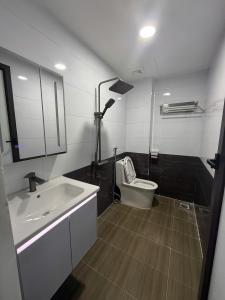 CHỈ 10 TỶ ! NHÀ PHÂN LÔ- THANG MÁY - 2 MẶT THOÁNG VĨNH VIỄN-Ô TÔ CÁCH NHÀ 15M- MẶT TIỀN LỚN 4.5M- FULL NỘI THẤT HỘ KHẨU QUẬN HOÀNG MAI