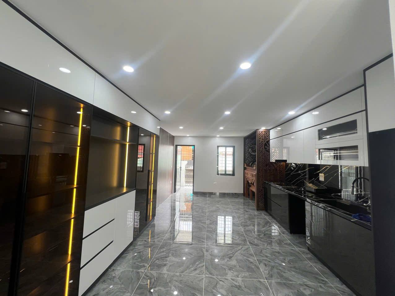 CĂN NHÀ 7 TẦNG THANG MÁY XÂY MỚI Ô TÔ TRÁNH NHAU VÀO NHÀ - R Ẻ NHẤT TRÊN THỊ TRƯỜNG LÚC NÀY - PHÂN LÔ V IP NHẤT NHÌ PHỐ LĨNH NAM