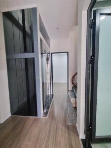 Bán nhà phố Vương Thừa Vũ, 5 tầng, thoáng mát, vị trí vàng