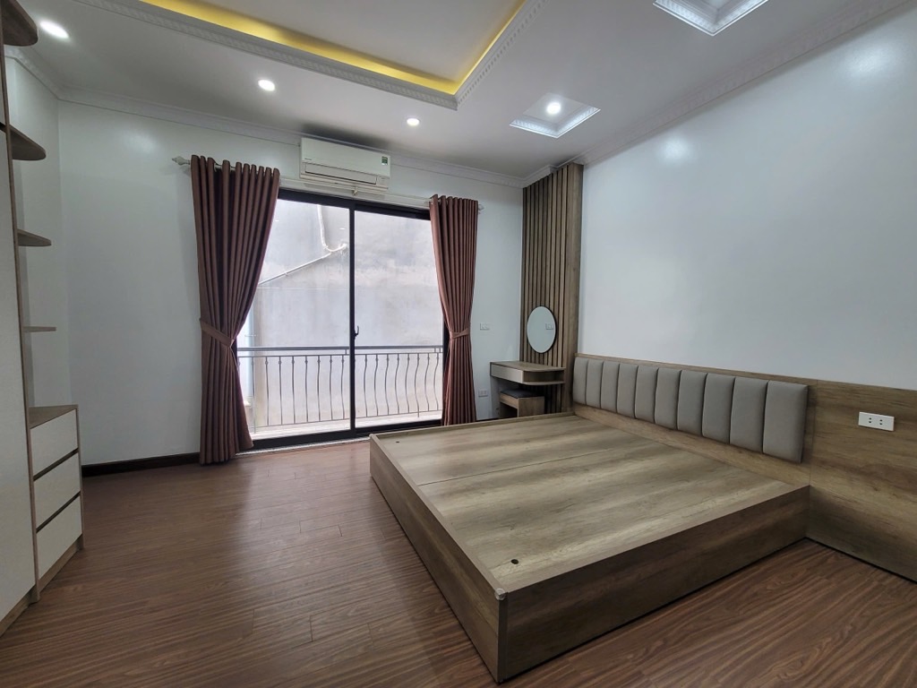 Nguyễn Văn Linh Long Biên nhà đẹp 5 tầng 35m2 dưới 6 tỷ