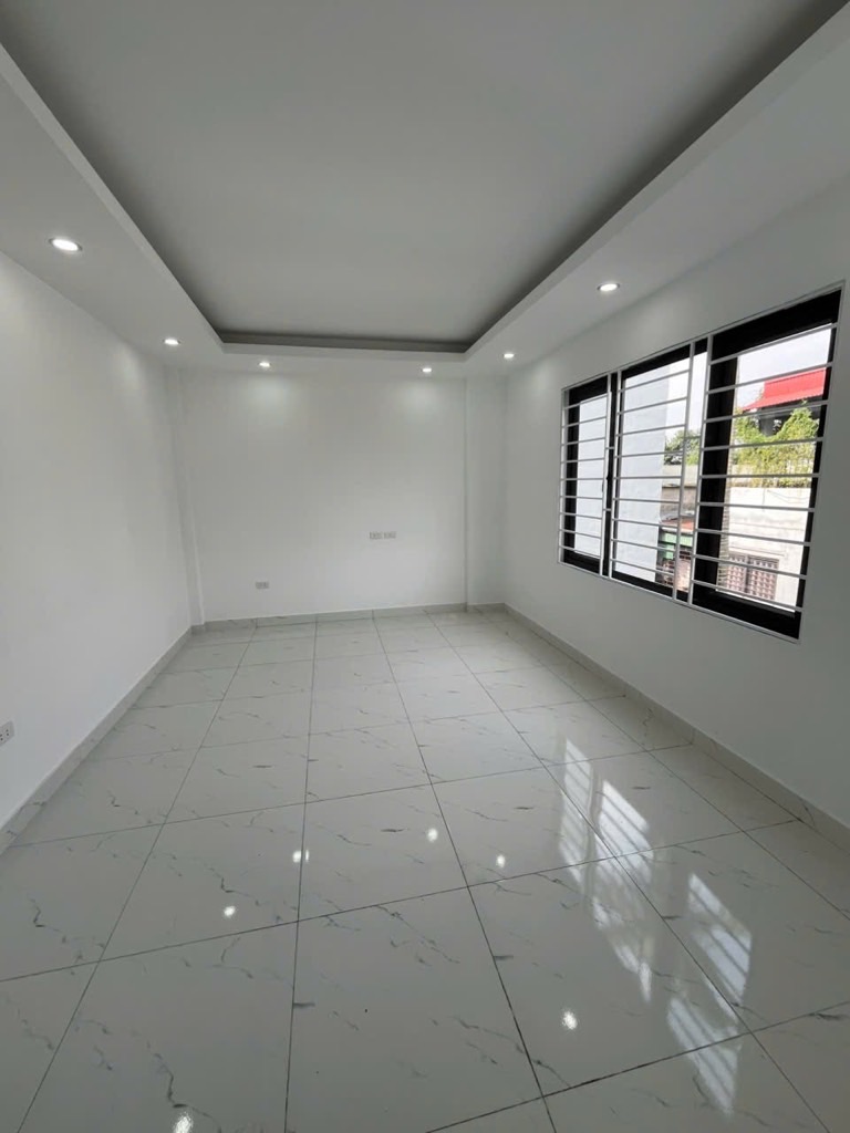 Đức Giang ô tô đỗ cổng ngày đêm, ngõ to như phố không đến 7 tỷ