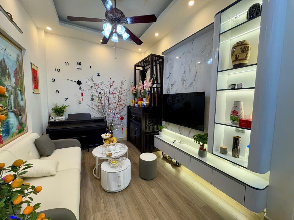 Sài Đồng 40m2 ô tô đỗ cổng nhà dân xây nội thất nhập khẩu