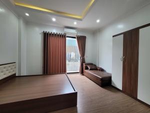 Nguyễn Văn Linh Long Biên nhà đẹp 5 tầng 35m2 dưới 6 tỷ