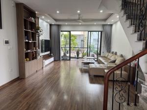 Bán Nhà Lô Góc 3 Oto Tránh - Gần Lideco, QL32, Vin - Mặt Tiền 5m