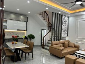 Nhà mới xây hồ tùng mậu hoàng công chất 32m2 5 tầng ngõ rộng hơn 6 tỷ