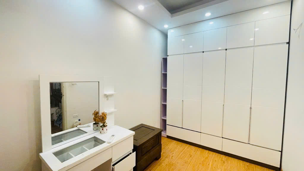 HÀNG THAN, 30M2, GẦN PHỐ, SÂN RỘNG, SẴN NỘI THẤT, 5.5 TỶ